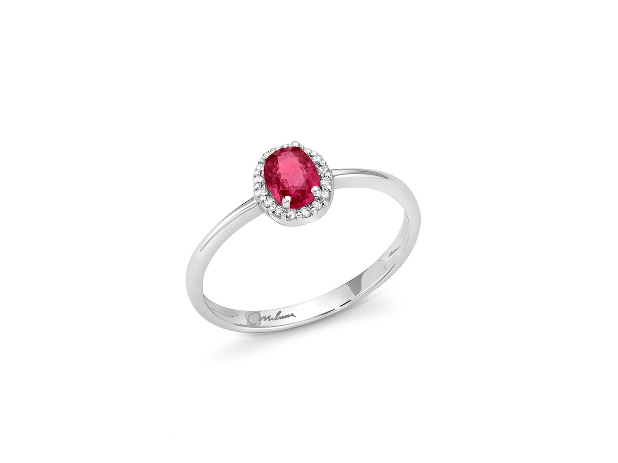 Anello con rubino ovale e contorno di diamanti in oro bianco
