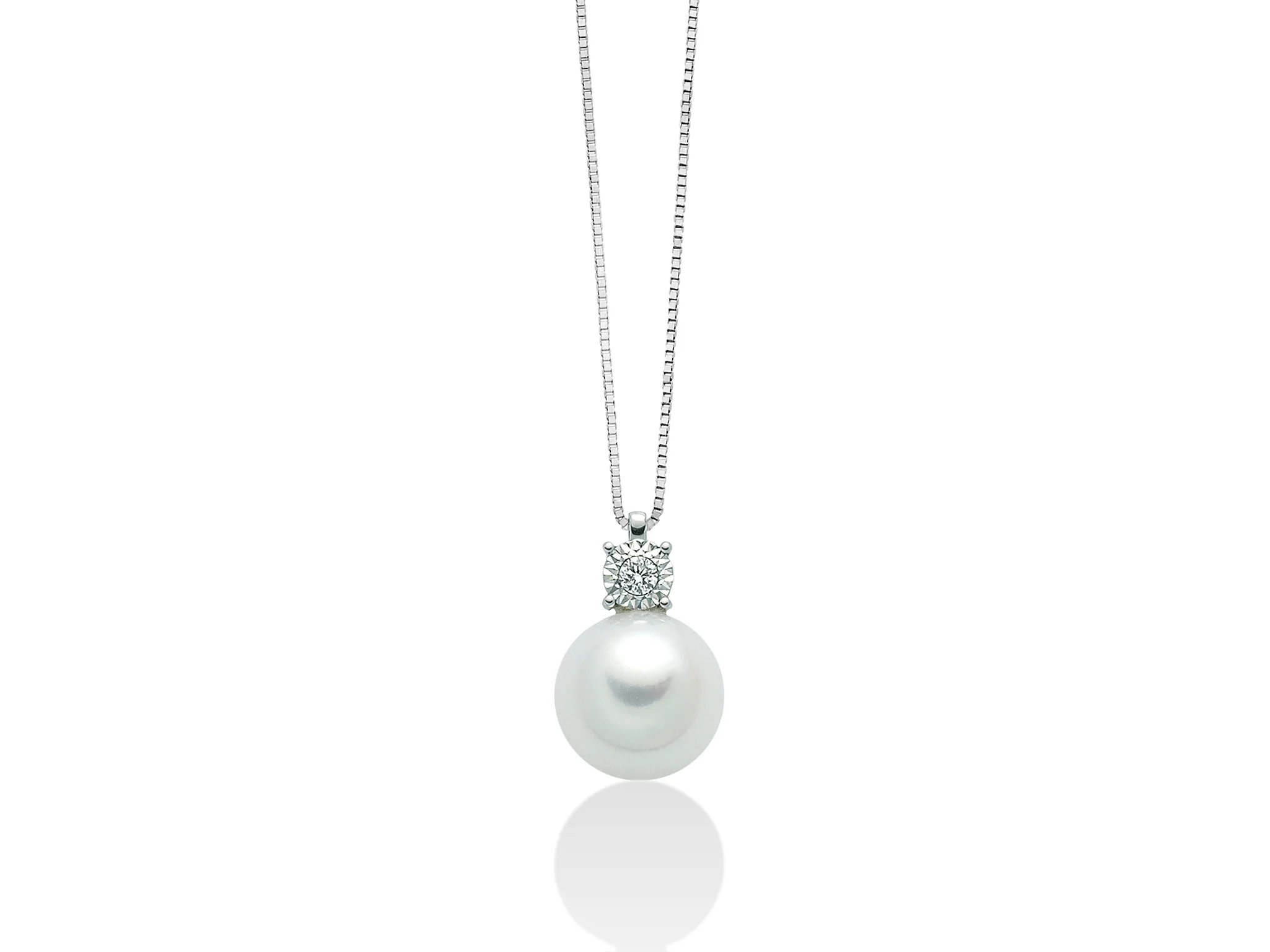 Collana di perla con piastrina in oro e diamanti